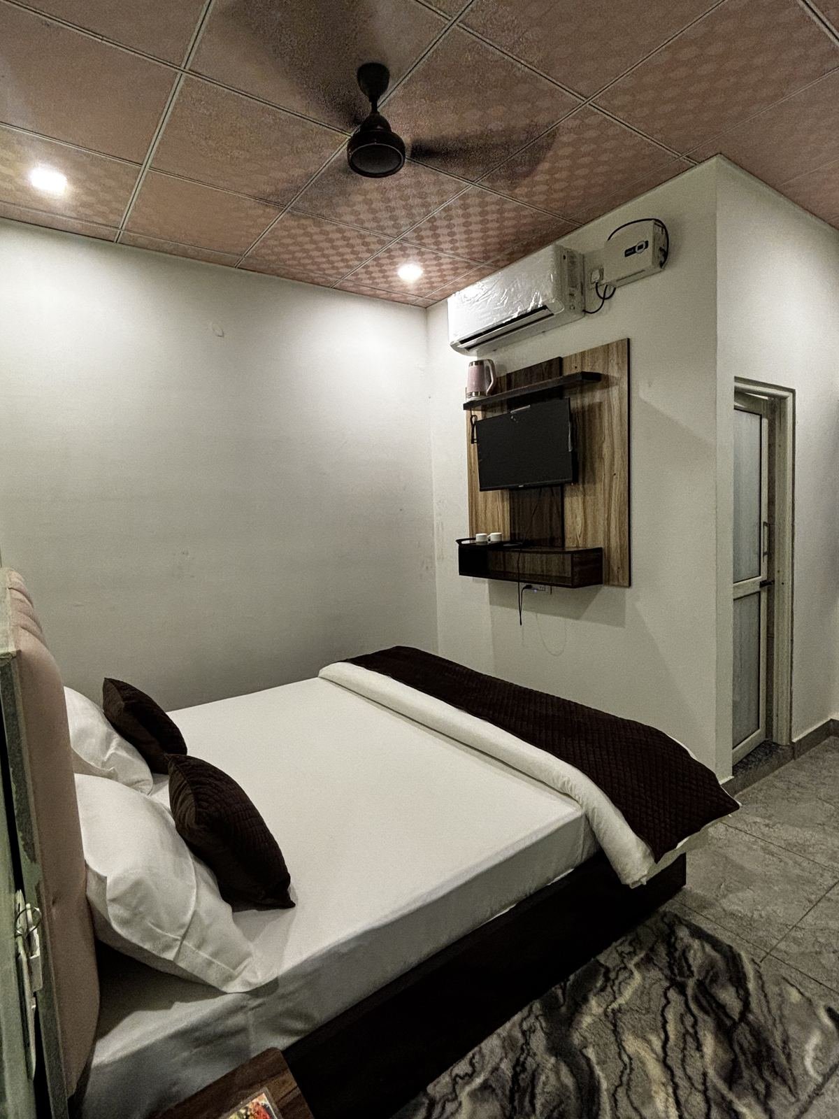 AC room at Seth Sawariya Hotel and Restaurant